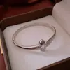 Pulsera Abierta Bicolor con Forma de Gota de Agua y Cruz Brillante Diseño de Pulsera de Personalidad Moda Europea y Americana Joyería de Nicho para Mujeres Venta al por Mayor