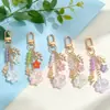 Llavero de Flor de Hilo de Colores con Cuentas Flor Azul Fresca Ramas y Hojas de Rosa Llavero de Metal Encanto de Bolso Suave y Femenino