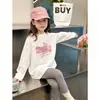 Camiseta infantil de manga comprida com desenho 2026 primavera e outono novo estilo estiloso para meninas, 100% algodão puro, camiseta básica confortável e versátil