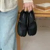 Zapatos planos de estilo francés con puntera dividida y diseño bajo para mujer, nuevo modelo primavera-verano 2026, adecuados para combinar con faldas, zapatos Mary Jane de suela blanda en color rojo