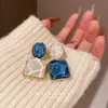 Brincos Quadrados Geométricos Assimétricos Coreanos Color Block com Ondas de Água e Design Único de Luxo Discreto de Nicho