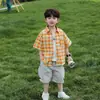 Conjunto de Verano para Niños, Camisa a Cuadros de Manga Corta de Moda Estilo Coreano para Niños, Nuevo Modelo 2026, Conjunto de Tres Piezas para Bebé Niño