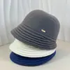Sombrero de Pescador de Ala Ancha Cálido para Mujer Otoño e Invierno con Rayas Delanteras y Traseras, Logo Metálico, Simple y Versátil