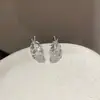 Novos Brincos de Tarraxa com Pena Vazada para Mulheres Temperamento Gentil Simples Luxo Leve Versátil Acessórios de Brinco Modernos Individuais Brincos da Moda