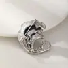 Nuevo Broche Creativo de Cristal Ondulado de Lujo Ligero, Pin Vintage para Blazer de Mujer, Elegante Broche de Pedrería, Accesorio de Alta Gama