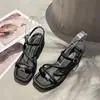 Chinelos de verão femininos para exterior estilo romano para casa antiderrapantes com salto chinelos de dedo combinam com tudo sapatos sandálias de praia doces