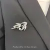 Hilo de Plata Entrelazado con la Luna Wabi-Sabi Oriental Broche de Hoja de Bambú de Plata Estilo Chino Moderno para Mujer, Accesorio de Qipao Estilo Dama Moderna