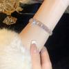 Pulsera abierta de alta calidad con incrustaciones de diamantes esmeralda, pulsera de diseño nicho, pulsera elegante y de moda para combinar con todo de Corea del Sur