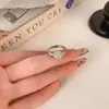 Popular Anillo de Calcedonia Imitación de Alto Lujo y Sentido Premium para Mujer Anillo Blanco de Sentido Fresco Apertura Ajustable Adornos Diarios Versátiles