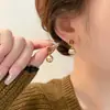 Nuevos Pendientes de Perlas Color Caramelo Cuadrados Maillard para Otoño e Invierno 2025, Modernos y Versátiles, Pendientes de Alta Gama