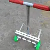 Una mano vieja tira de un carro, carga cubos de agua, empuja agua, vacía desechos, transporta arena, mortero y cemento, y opera una carretilla de cemento.