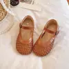Sapatos de Couro Trançado para Meninas 2026 Novidades de Verão Sapatos de Vovó Sandálias Casuais Vazadas para Crianças Solado Macio Confortáveis Fechados