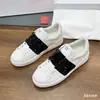 2025 Novos Sapatos Brilhantes com Rebites da Moda Masculinos e Femininos Sapatos Femininos de Couro Genuíno Tênis Esportivos Casuais Diários para Casal
