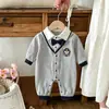 Mameluco de bebé estilo universitario con cuello en V, falso dos piezas, con corbata de moño y insignia de oso, mameluco de manga larga con botones a presión