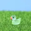 Paisaje en miniatura, figura de pato brillante de siete colores, temática de musgo, accesorio decorativo creativo y lindo, pequeño adorno