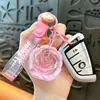 Llavero creativo de aceite de rosa lindo con arena movediza líquida pequeño colgante accesorios para bolso amantes pequeños regalos al por mayor