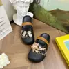Nueva Bolsa de Cabeza de Estrella de Cinco Puntas Hueca Marrón Chanclas Semiabiertas para Mujer Verano Nueva Ropa Exterior Ligera Súper Bonita Zapatos con Agujeros Antideslizantes
