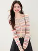 Tiro Real 2025 Estilo Tweed Dulce Rayas de Colores Vibrantes Tejido Chaqueta Superior de Invierno Elegante Reductora de Edad Perezoso Suave Cera