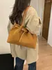 Bolsa de mão transfronteiriça nova minimalista de grande capacidade, bolsa de ombro versátil para mulheres, bolsa tote de camurça de nicho pequeno de grande capacidade