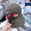 Agente de Compras Coreano Dongdaemun Boné de Beisebol Fofo com Urso 3D para Mulheres, Boné Versátil de Proteção Solar Que Faz o Rosto Parecer Menor