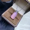 Pingente de Jade Gelo de Alta Qualidade com um Colar com Pingente de Jade Verde da Paz, Apresentando um Design Simples e Elegante com um Pingente Totalmente Incrustado de Verde