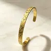 Nuevo brazalete abierto de acero inoxidable de lujo ligero con relieve, brazalete en forma de C de acero de titanio que no se decolora, brazalete geométrico simple con craquelado