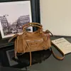 Bolsa de motocicleta com retalhos de camurça e tachas para outono e inverno para mulheres, novo estilo 2026, couro encerado, design de franjas, bolsa almofada, bolsa de ombro, bolsa transversal