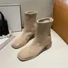 Botas de Cano Curto de Salto Bloco Elásticas de Camurça Afuniladas Elegantes com Bico Quadrado Estilo Francês Novidade Primavera/Outono 2026 Botas da Moda Versáteis