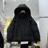 Jaqueta com Capuz e Botões Redondos Moda Feminina Jaqueta Curta de Inverno Nova Estilo Coreano Solta Quente de Penas de Pato Branca