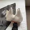 Bolsa de Ombro Woven de Couro Macio Luxo Leve para Mulheres Temporada de Outono 2025 Moda Retrô Estilo Estrangeiro Bolsa de Ombro para o Dia a Dia