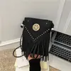 Moda Retrô Simples de Outono de 2025 Bolsa para Celular de Comércio Exterior Bolsa de Ombro Único Transversal com Rebites Texturizados e Franjas Bolsa Pequena
