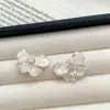 Brincos de Flor de Concha Natural Frescos e Simples, Minimalistas e Estilosos, Brincos Versáteis com um Toque de Luxo Leve e de Alta Qualidade para Mulheres