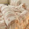 Juego de cama de cuatro piezas de terciopelo coral de leche engrosado de doble cara, ropa de cama de franela de invierno, falda de cama más gamuza, sábanas, funda de edredón