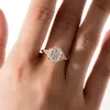 Anillo de Plata S925 Chapado en Oro con Esmeralda Rectangular como Piedra Principal y Moissanita para Mujer, Lujo Accesible y Elegante para Aniversario de Boda