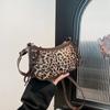 Bolsa de ombro com estampa de leopardo retrô com laço nas axilas 2025 Nova moda europeia e americana Bolsa de ombro crossbody feminina com estampa de leopardo