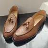 Zapatos Nuevos de Hombre Four Seasons Moda Juvenil Ropa Exterior Borla Grabado Estilo Británico Retro Zapatos sin Cordones Puntiagudos para Hombre