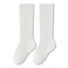 Meias brancas de cano alto para crianças, meias de performance de cano médio, meias lisas de cano acima do joelho, algodão penteado para primavera e outono, resistentes a odores, meias longas para estudantes, atacado