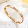 Pulsera para Mujer Transfronteriza Clásica Corazón Loveforever Pulsera Sencilla Nicho Moda Popular Pulsera de Acero de Titanio