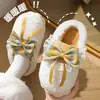 Chinelos de algodão femininos 2026 novo modelo para outono e inverno, chinelos quentes de pelúcia para casa, com toque confortável e solas grossas para mulheres