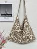 Bolso de lona con estampado floral fresco de Dongdaemun, estilo coreano, para mujer, estilo urbano, combinable, para debajo del brazo, precio unitario, gran capacidad.