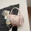 Bolsa de Mão Boston Brilhante 2026 com Laço e Pingente de Urso, Alça Transversal Ajustável, Bolsa Almofada Estilo Suave para Mulheres