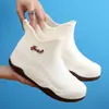 Novas Botas de Chuva Femininas Fashion Outwear Cano Curto Sapatos de Água Impermeáveis Antiderrapantes Forradas com Lã Leves Planas Cozinha Femininas Sapatos de Borracha