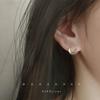 Aretes de Botón Simples Versátiles Elegantes de Luna Creciente con Pequeños Diamantes con Incrustaciones de Plata S925 Chapada con un Sentido del Diseño Joyería para la Oreja Estilo Ins Regalo