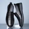 Outono 2021 Novos Sapatos de Couro Masculinos Preto Puro Sapatos Casuais Slip-on Sapatos Preguiçosos Sola Macia Antiderrapante Sapatos de Dirigir para Pai