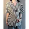 Camisa Polo Listrada de Manga Curta Masculina, Camiseta de Marca Tendência, Novo Estilo 2026, Marca de Moda de Luxo, Top Elegante com Gola V
