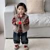 Dianxi 2026 Outono Novo Conjunto de Três Peças com Colete para Bebês e Crianças Pequenas para Meninos: Conjunto de Cardigã, Camisa Xadrez e Jeans