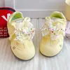 Zapatillas de entrenamiento alemanas para niñas estilo lindo, nueva colección 2026, con detalles de moño, zapatillas deportivas para niños, zapatillas amarillas estilo coreano de otoño, ligeras