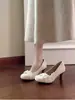 Sapatos femininos rasos de bico redondo com laço estilo francês, novo modelo da primavera de 2026, salto fino, gentis e elegantes, adequados para o trabalho, sapatos de salto alto