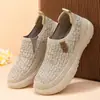 Zapatos de Mujer Primavera Nuevo Estilo Tejido Volador Slip-On Zapatos Casuales Suela Suave Zapatos de Mamá Malla Transpirable Zapatos de Mujer Venta al por Mayor
