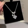 Un festín para la vista: Collar con colgante de flor de circón hueco deslumbrante, cadena simple y elegante para la clavícula, accesorio de alta gama para mujer